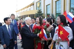 Cán bộ Đại sứ quán và đại diện cộng đồng người Việt Nam tại Liên bang Nga đón Tổng Bí thư Nguyễn Phú Trọng. (Ảnh: Trí Dũng/TTXVN)