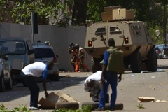 Nhân viên an ninh điều tra tại hiện trường vụ tấn công ở Ouagadougou ngày 2/3 vừa qua. (Ảnh: AFP/TTXVN)