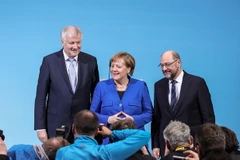 Thủ tướng Đức Angela Merkel, lãnh đạo đảng CSU Horst Seehofer và lãnh đạo đảng SPD Martin Schulz tại cuộc họp báo ở Berlin ngày 12/1 vừa qua. (Ảnh: THX/TTXVN)