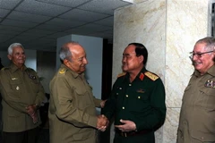 Thượng tướng Leopoldo Cintra Frías (thứ hai từ trái sang), Ủy viên Bộ Chính trị, Bộ trưởng Bộ các Lực lượng vũ trang cách mạng Cuba đón Thượng tướng Trần Đơn. (Ảnh: Lê Hà/TTXVN)