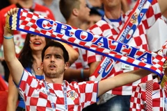 Cổ động viên Croatia cổ vũ cho đội nhà trong trận đấu gặp Iceland ở lượt cuối bảng D, vòng chung kết World Cup 2018 tại Rostov-On-Don của Nga ngày 26/6 vừa qua. (Ảnh: AFP/TTXVN)