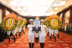 Đội tiêu binh chuyển di ảnh và linh cữu đồng chí Phan Văn Khải ra linh xa. (Ảnh: Trí Dũng/TTXVN)