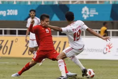 Pha tranh bóng giữa Quang Hải và cầu thủ Olympic UAE. (Ảnh Hoàng Linh/TTXVN) 