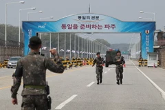 Binh sỹ Hàn Quốc tăng cường an ninh trên một tuyến đường ở Paju. (Ảnh: Yonhap/TTXVN)