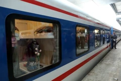 Ngành đường sắt tăng cường thêm nhiều đoàn tàu đáp ứng nhu cầu đi lại dịp nghỉ lễ 30/4 sắp tới. (Ảnh: Huy Hùng/TTXVN)