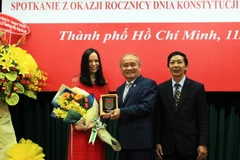 Ông Huỳnh Minh Thiện, Chủ tịch HUFO (giữa) tặng Huy hiệu HUFO cho bà Barbara Szymanowska, Đại sứ Cộng hòa Ba Lan tại Việt Nam. (Ảnh: Xuân Khu/TTXVN)