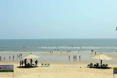 Bãi biển Thiên Cầm, huyện Cẩm Xuyên, tỉnh Hà Tĩnh đang thu hút rất đông khách du lịch quay lại. (Ảnh: Quang Quyết/TTXVN)