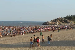 Bãi biển Sầm Sơn chật kín người tắm biển. (Ảnh: Duy Hưng/TTXVN)