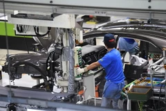 Công nhân làm việc tại một nhà máy sản xuất ôtô ở tỉnh Aichi của Nhật Bản. (Ảnh: AFP/TTXVN)