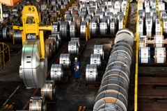 Công nhân làm việc tại nhà máy sản xuất thép tại Salzgitter, Đức. (Ảnh: AFP/TTXVN)