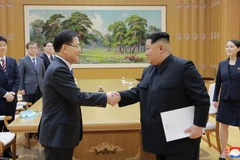 Nhà lãnh đạo Kim Jong-un (phải) và đặc phái viên của Tổng thống Hàn Quốc, ông Chung Eui-yong (trái) trong cuộc gặp tại Bình Nhưỡng ngày 5/3 vừa qua. (Ảnh: Yonhap/TTXVN)