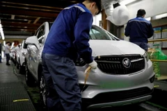 Công nhân làm việc tại một dây chuyền lắp ráp của Nhà máy Bupyeong của GM tại Incheon, Hàn Quốc. (Nguồn: Reuters)