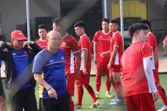 Huấn luyện viên Park Hang Seo và các cầu thủ Olympic Việt Nam tập tại sân Samsung thuộc Tây Java của Indonesia. (Ảnh: Trọng Tuệ/TTXVN)