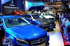 Những mẫu xe mới nhất với nhiều tính năng công nghệ hiện đại, thực sự thu hút đông đảo khách đến tham quan và trải nghiệm. (Ảnh: Thế Anh/TTXVN)