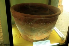 Thống đất nung thế kỷ 14 -15 khai quật được từ dưới lòng đất Thành Nhà Hồ. (Ảnh: Tiến Dũng/TTXVN)