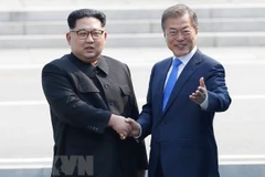 Tổng thống Hàn Quốc Moon Jae-in và nhà lãnh đạo Triều Tiên Kim Jong-un. (EPA- EFE/TTXVN)