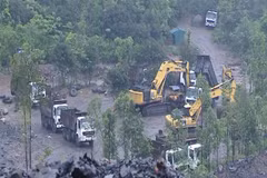 Nhiều phương tiện ngang nhiên khai thác than trái phép tại khu vực đường công vụ. (Nguồn: baoquangninh)