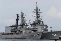 Tàu khu trục JS Yuugiri (trái) và Yuudachi (phải) của Nhật Bản. (Ảnh: EPA/TTXVN)