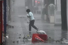 Mưa lớn khi bão Trami đổ vào Naha, tỉnh Okinawa ngày 29/9. (Ảnh: Kyodo/TTXVN)