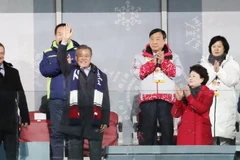 Chủ tịch Ủy ban Paralympic quốc tế Andrew Parsons (trái) và Tổng thống Hàn Quốc Moon Jae-in (thứ hai, trái) ở lễ bế mạc Paralympic PyeongChang 2018 tại PyeongChang, Hàn Quốc ngày 18/3. (Ảnh: Yonhap/TTXVN)