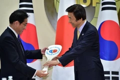 Ngoại trưởng Hàn Quốc Yun Byung Se (phải) và người đồng cấp Nhật Bản Fumio Kishida trong một cuộc hội đàm ngày 21/3/2015. (Nguồn: AFP/TTXVN)