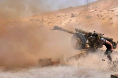 Binh lính Syria nã pháo về phía phiến quân IS. (Nguồn: AFP)