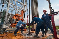 Nguồn cung tại Mỹ tăng khiến giá dầu thế giới lại đi xuống