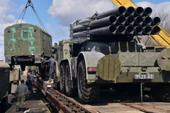 Binh sỹ Ukraine chất vũ khí lên tàu hỏa để chuyển khỏi thành phố Artemivsk thuộc khu vực Donetsk ở miền đông ngày 6/3. (Nguồn: AFP/TTXVN)