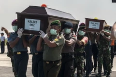 Các thợ lặn tìm thấy thêm 5 thi thể hành khách của máy bay QZ8501