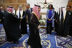 Bà Obama bị chỉ trích vì không đeo khăn khi thăm Saudi Arabia