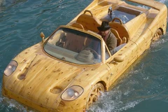 Chiếc Ferrari F50 loại đặc biệt này được làm từ gỗ thông và có thể nổi trên mặt nước. (Nguồn: Ripley's)