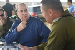 Bộ trưởng quốc phòng Israel Moshe Yaalon (giữa). (Nguồn: Bộ quốc phòng Israel)