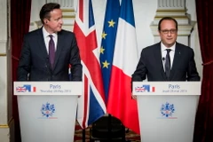 Tổng thống Pháp Francois Hollande (phải) và Thủ tướng Anh David Cameron trong cuộc họp báo chung sau hội đàm ngày 28/5. (Nguồn: THX/TTXVN)