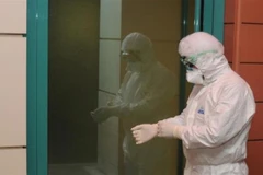 Bác sỹ Hàn Quốc chuẩn bị vào thăm bệnh nhân nhiễm MERS. (Nguồn: www.presstv.ir)