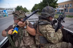 Binh sỹ Ukraine tuần tra tại thành phố miền đông Mariinka ngày 5/6. (Nguồn: AFP/ TTXVN)
