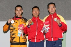 Xạ thủ Trần Quốc Cường (giữa) trên bục nhận huy chương vàng. (Ảnh: Quốc Khánh/TTXVN)