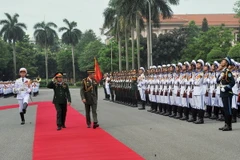 Thượng tướng Đỗ Bá Tỵ và Thiếu tướng Pehin Datu Pekerma Jaya Dato Paduka Seri Mohd Tawih Bin Abdullah duyệt đội Danh dự Quân đội nhân dân Việt Nam tại lễ đón. (Ảnh: Trọng Đức/TTXVN) 