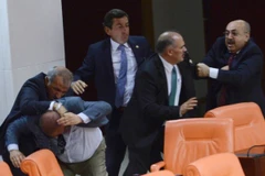 5 nghị sỹ bị thương trong vụ ẩu đả dữ dội tại quốc hội Thổ Nhĩ Kỳ