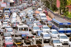 Ấn Độ tăng thuế tiêu thụ xăng dầu để phát triển giao thông