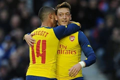 Theo Walcott và Mesut Ozil tỏa sáng: Cơn đau đầu dễ chịu của Wenger