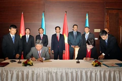 Lễ ký Chương trình hợp tác giai đoạn 2015-2017 giữa Bộ Tư pháp Việt Nam và Bộ Tư pháp Kazakhstan. (Ảnh: Đức Tám/TTXVN)