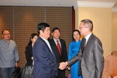 Ông Nguyễn Phong Quang (giữa, trái) gặp gỡ doanh nhân Ma Cao tối 28/5. (Ảnh: Hà Ngọc-Đức Nam/Vietnam+)