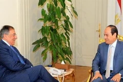 Tổng thống Ai Cập Abdel Fattah al-Sisi (phải) gặp cựu Bộ trưởng quốc phòng Mỹ Leon Panetta. (Nguồn: Ahram)