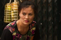 "Chiều ngang qua phố cũ" đánh dấu sự trở lại màn ảnh nhỏ của diễn viên Hoa Thúy sau một thời gian vắng bóng. (Ảnh: VFC)