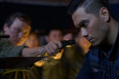 Diễn viên Việt Anh (phải) trong một cảnh phim "Người phán xử." (Ảnh: VFC)