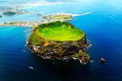 Du khách có nhiều lựa chọn khám phá những vùng đất mới lạ với các tour giá tốt. (Ảnh minh họa: Vietravel)