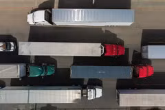 Các phương tiện vận chuyển hàng hóa từ Mexico vào Mỹ chờ tại cảng thương mại ở Otay, Tijuana (Mexico). (Ảnh: AFP/TTXVN)