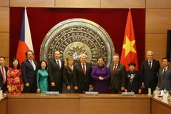 Phó Chủ tịch Thường trực Quốc hội Tòng Thị Phóng và các đại biểu chụp ảnh chung. (Ảnh: Lâm Khánh/TTXVN)