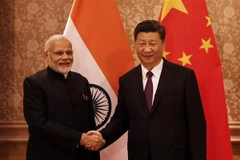 Thủ tướng Ấn Độ Narendra Modi (trái) trong cuộc gặp Chủ tịch Trung Quốc Tập Cận Bình bên lề Hội nghị thượng đỉnh Nhóm các nền kinh tế lớn mới nổi (BRICS) lần thứ 10 ở Johannesburg, Nam Phi tháng 7/2018. (Nguồn: AFP/TTXVN)