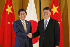 Thủ tướng Nhật Bản Shinzo (trái) trong cuộc gặp Chủ tịch Trung Quốc Tập Cận Bình tại Osaka ngày 27/6. (Nguồn: AFP/TTXVN)